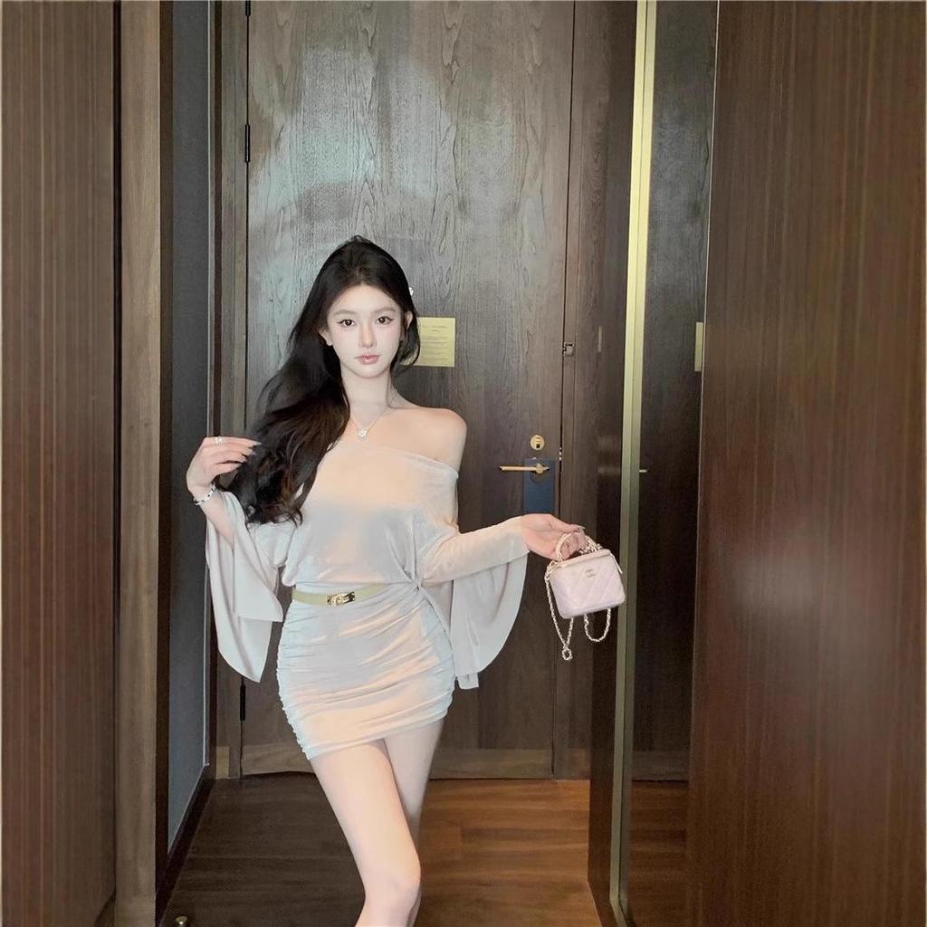 Herbst Schlankmachendes Off-Shoulder Langarm Mini Kleid – Damen Plissiert, Rückenfrei, Taillenbetont