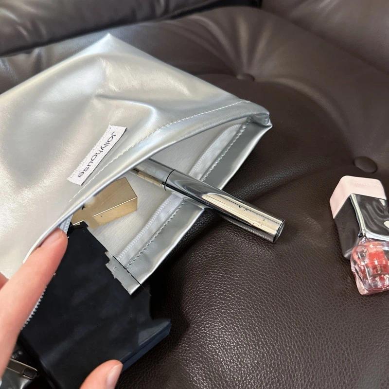 Portable Large Capacity Makeup Bag Silver Pu Toiletry Bag Multifunctional With Zipper Cosmetic Bag Multi-Purpose Use