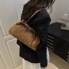 Simple casual single shoulder matte texture autumn new retro fashion fluffy hand carrying tote bag woman