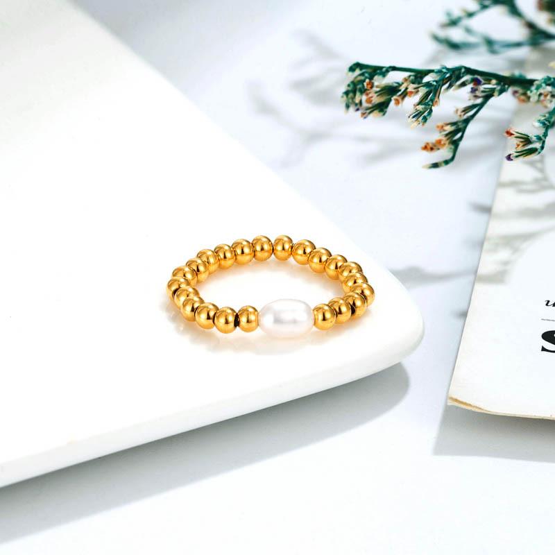 

Кольцо из титана с покрытием из 14-каратного золота и натуральным пресноводным жемчугом на эластичном шнуре One Size