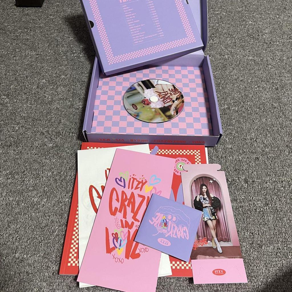 [USED] ITZY THE 1st ALBUM CRAZY IN LOVE with trading card