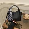 Women's Retro Korean-Style Leather Commuting Shoulder Bag with Detachable Strap & Magnetic Closure