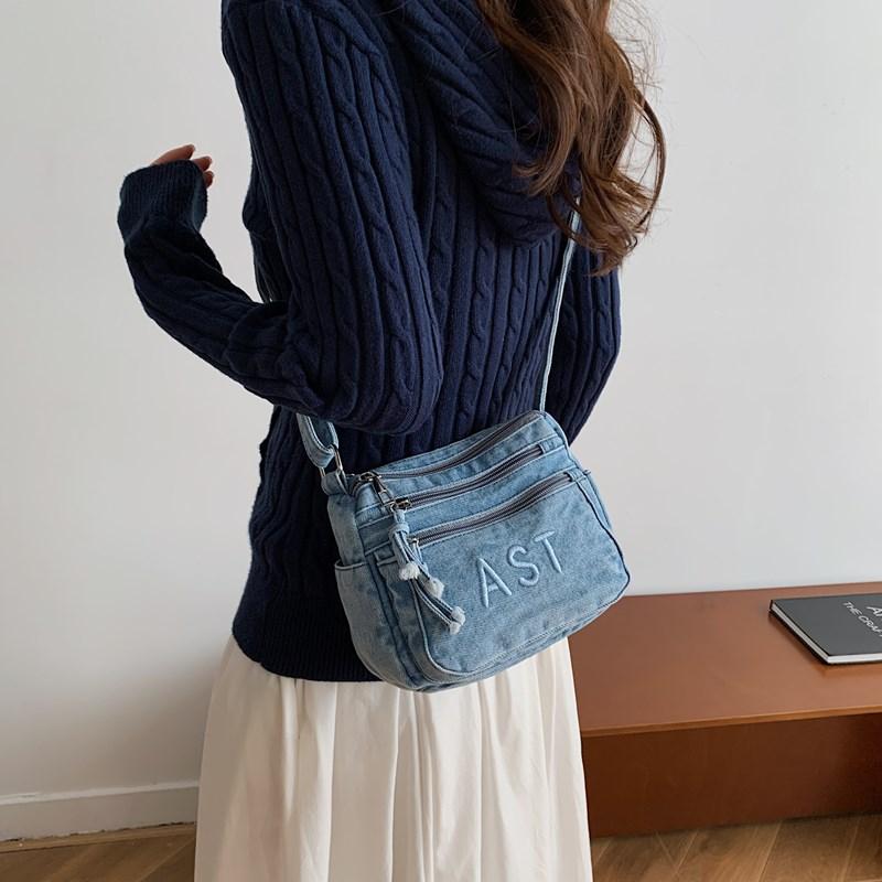 Dżinsowa torba z haftowanym napisem, wielokieszeniowa torba crossbody