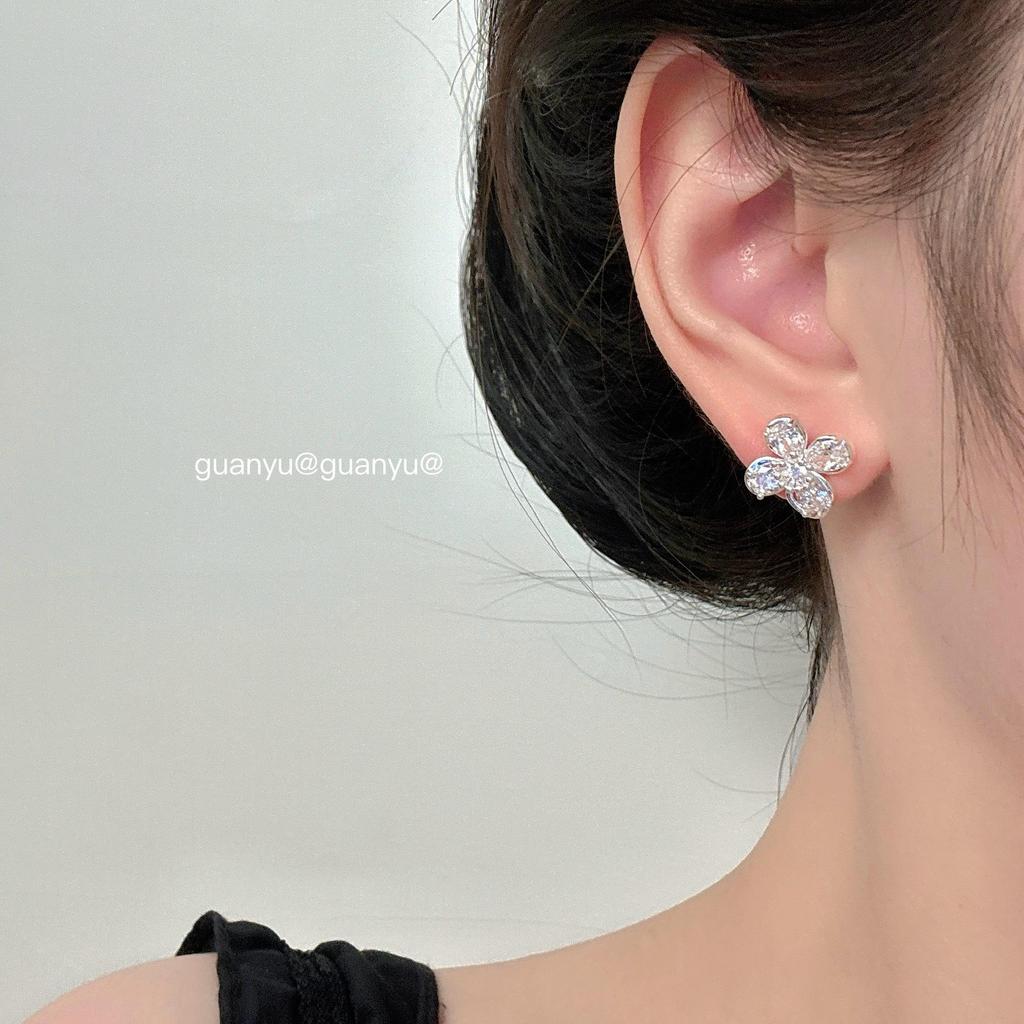 Elegant Zircon Flower Stud Earrings for Women - Fashionable, Luxurious, Sweet, and Versatile.