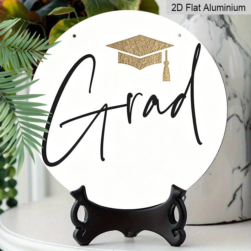 2D flaches Aluminium-Wandbehang zum Thema Abschlussfeier, in verschiedenen Größen erhältlich. Ein minimalistischer, luxuriöser Anhänger in Schwarz, Weiß und mit goldenen Akzenten