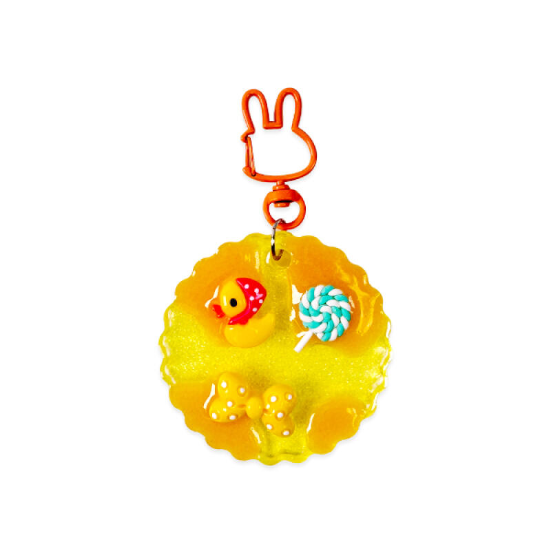 Making a Sweet Dessert Resin Keychain - 1-Person Set