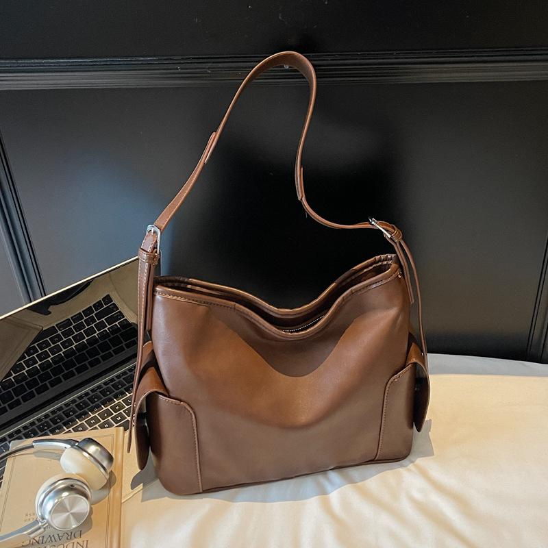 Bag women's new soft waxy bucket bag tote bag shoulder messenger bag commuter underarm bag large capacity trendy bag