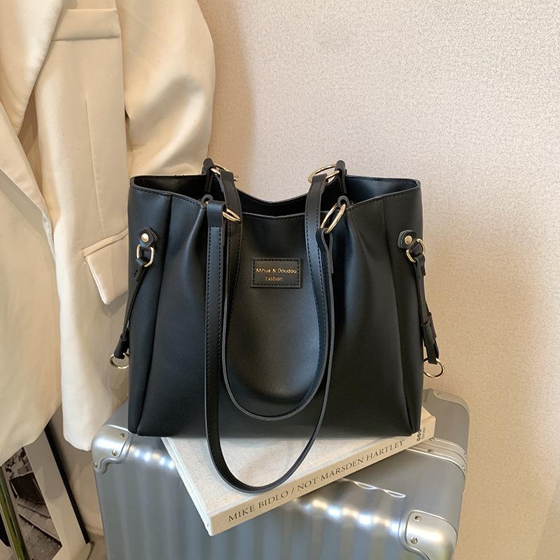

Versatile commuter large-capacity shoulder bag women s new fashion tote bag college student class bag чёрный