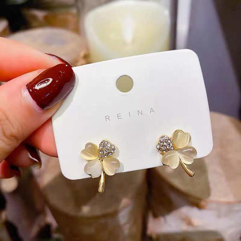 Elegante Ohrstecker in Katzenaugen-Optik mit vierblättrigem Kleeblatt - Einzigartiges Herzdesign für Frauen, modischer und anspruchsvoller Ohrschmuck.