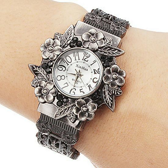 Retro Carved Women's Quartz Bangle Watch