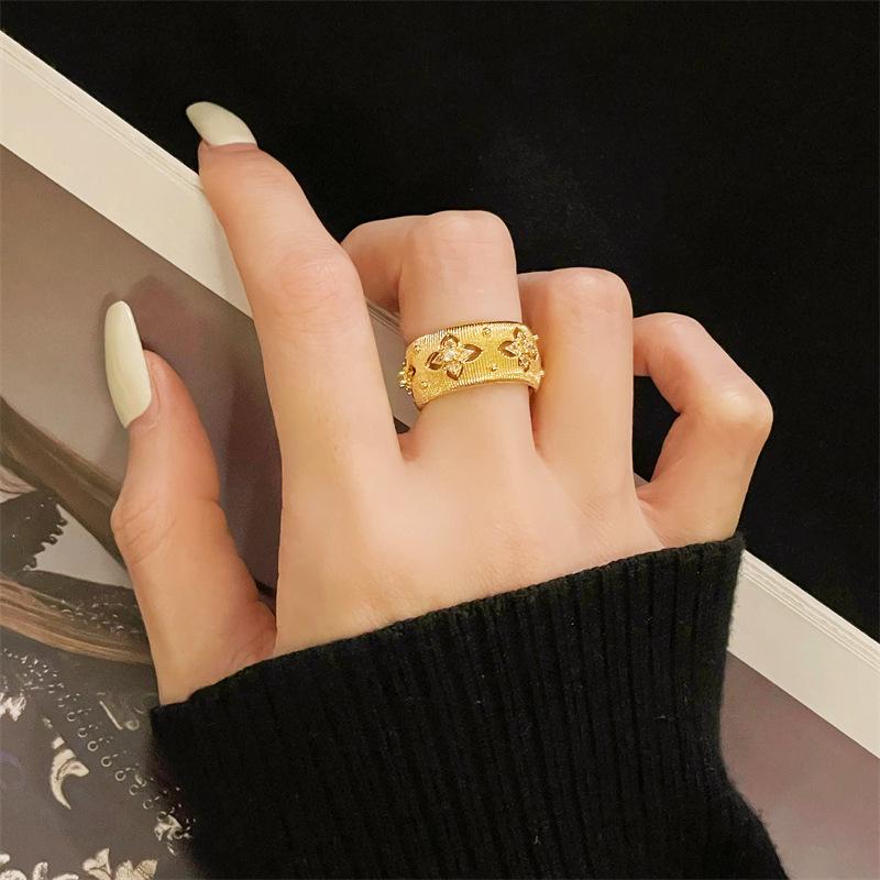 Mittelalterlicher Vintage Gebürsteter Retro Offener Ring, High-End Funkelnder Diamant Breite Version Nischen Design Leichter Luxus Ring