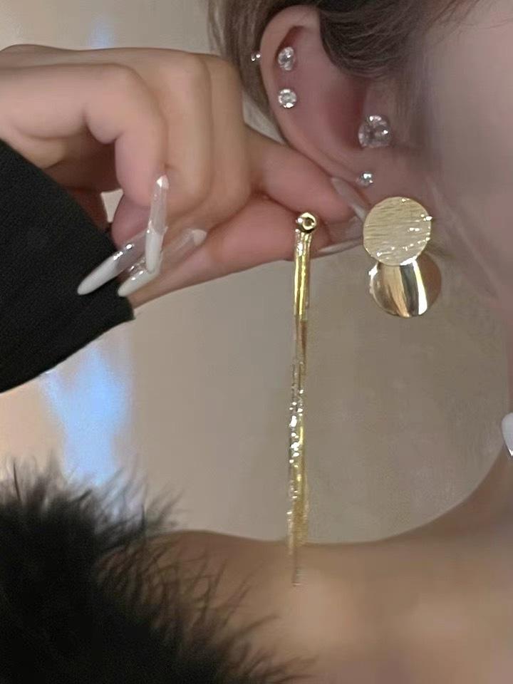 Silver Needle Sequin Tassel Earrings: Chic Cold Style, High-End Design, Fashionable Dangle for a Sophisticated Look.