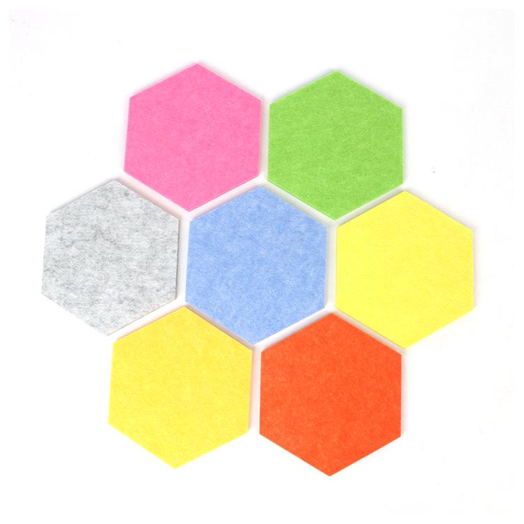 Stickere de Perete Hexagonale din Feutru Colorat Autoadezive pentru Fundaluri de Canapale și Expoziții pentru Grădiniță