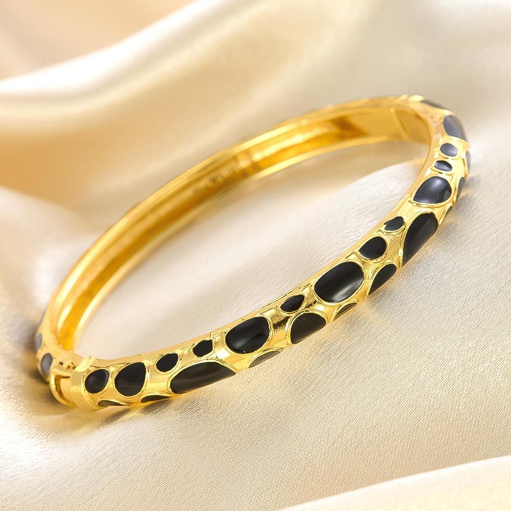 Fashion Enamel Dropped Glaze Flower Texture Closed End Bracelet For Women Retro Gold Copper Metal Bracelet Party Jewelry Gifts