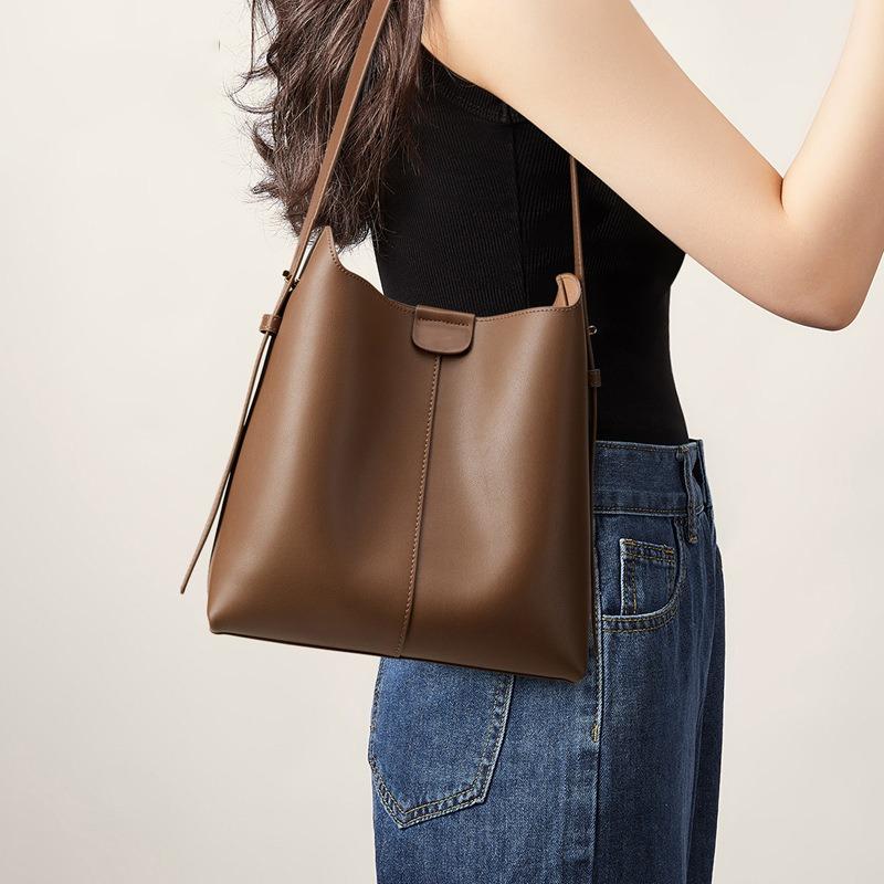 Wholesale new autumn and winter women's bags, messenger bags, commuter bucket bags, high-grade texture large-capacity shoulder armpit bags.