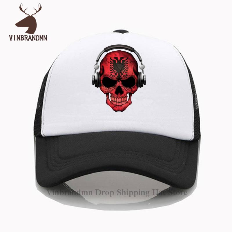 Dunkler Totenkopf Deejay mit Albanischer Flagge Fischerhut Unisex Damen Lustig Albanien DJ Skelett 3D Grafikdruck Boho Kreativ Baseballkappen