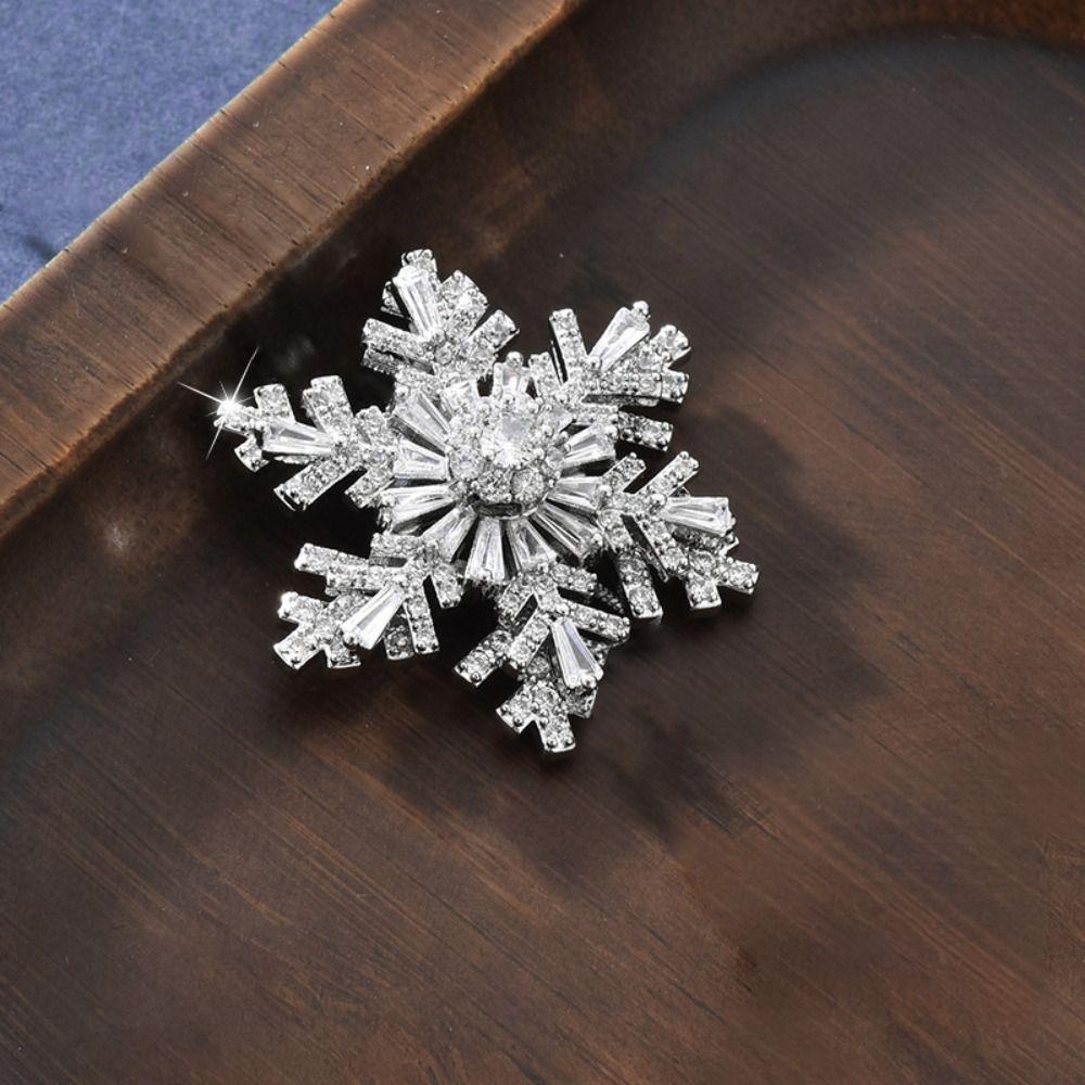 Sparkling Rotatable Snowflake Brooch Light Luxury Zinc Zinc Alloy Zircon Badge Creative Snowflake Pin  Gift