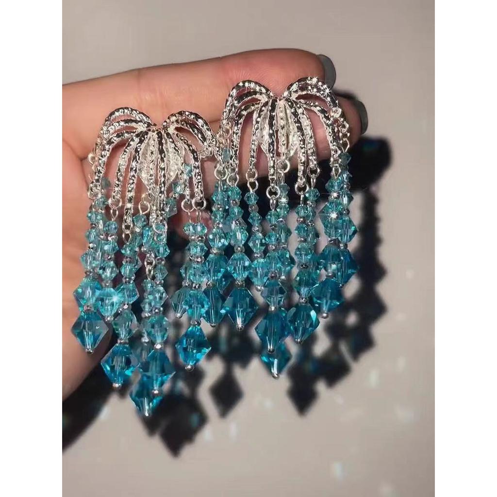 Orecchini lunghi esagerati di lusso leggero blu fuochi d'artificio cascata con frange da donna personalità di nicchia orecchini lunghi di alta gamma orecchini