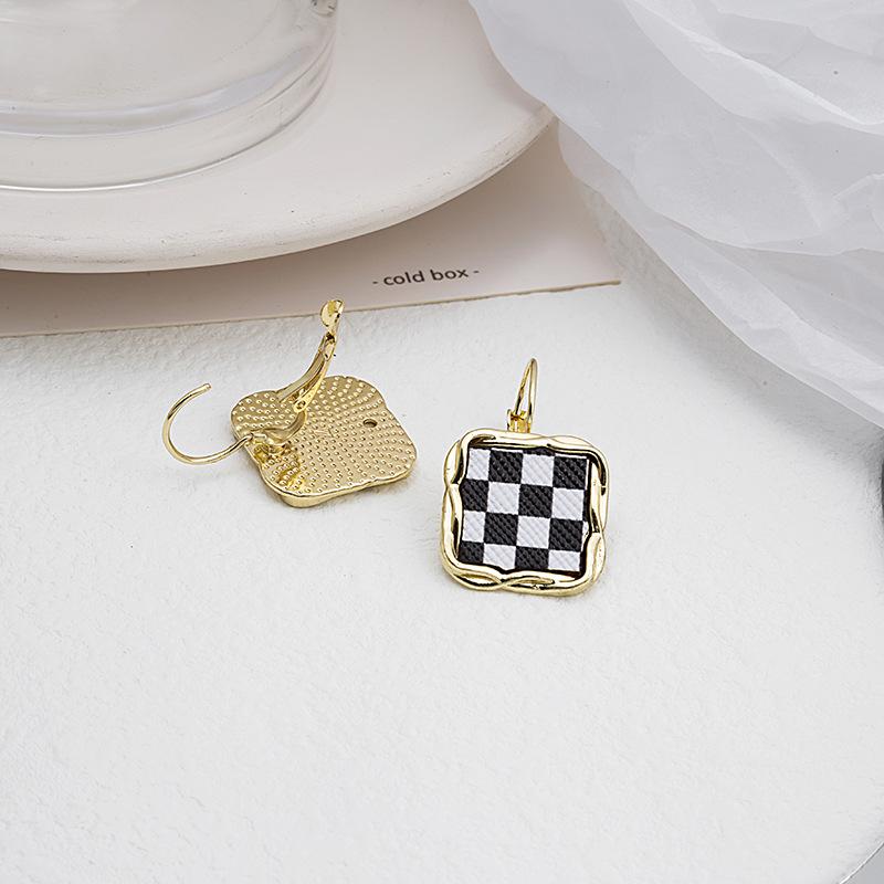 Fashion Simple Round Square Geometry Stud Earring for Women Girl Black White Checkerboard Earring Jewelry Gift