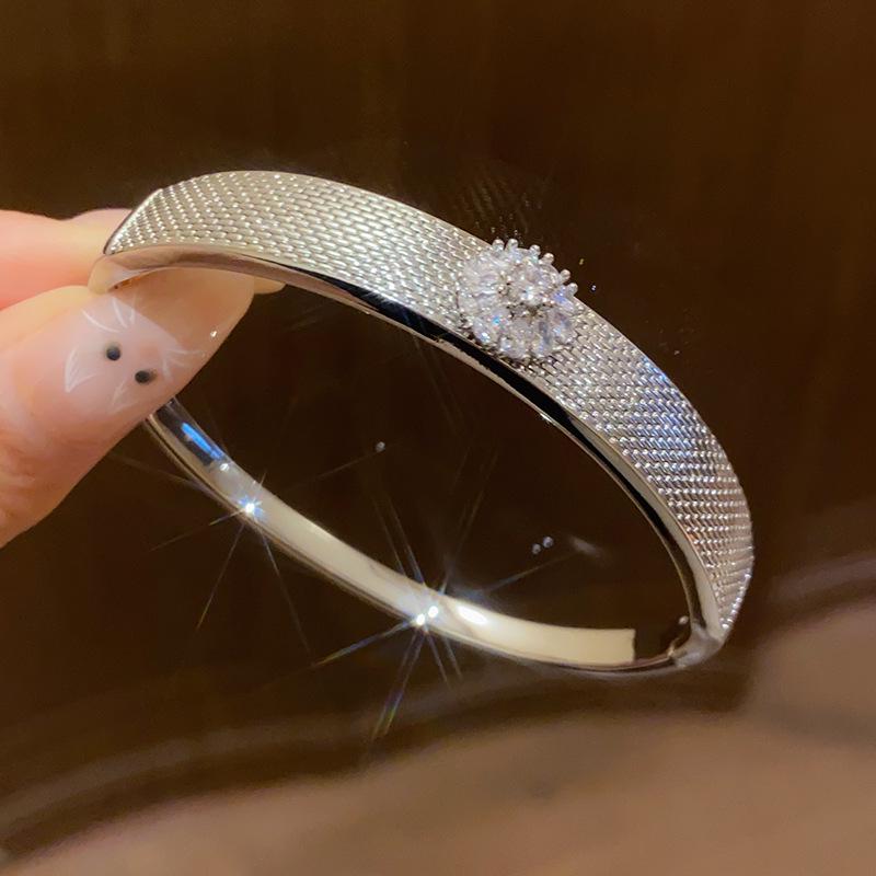 Браслет-бенгл из 18-каратного золота с циркониевым цветком: Элегантный, Универсальный Браслет для Женщин