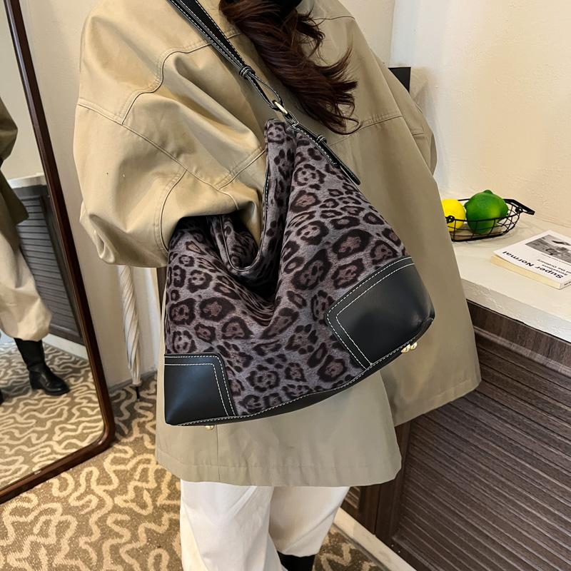 Borsa Hobo con Stampa Leopardo per Donna Borsa a Spalla alla Moda con Tracolla Regolabile e Design in Pelle Morbida