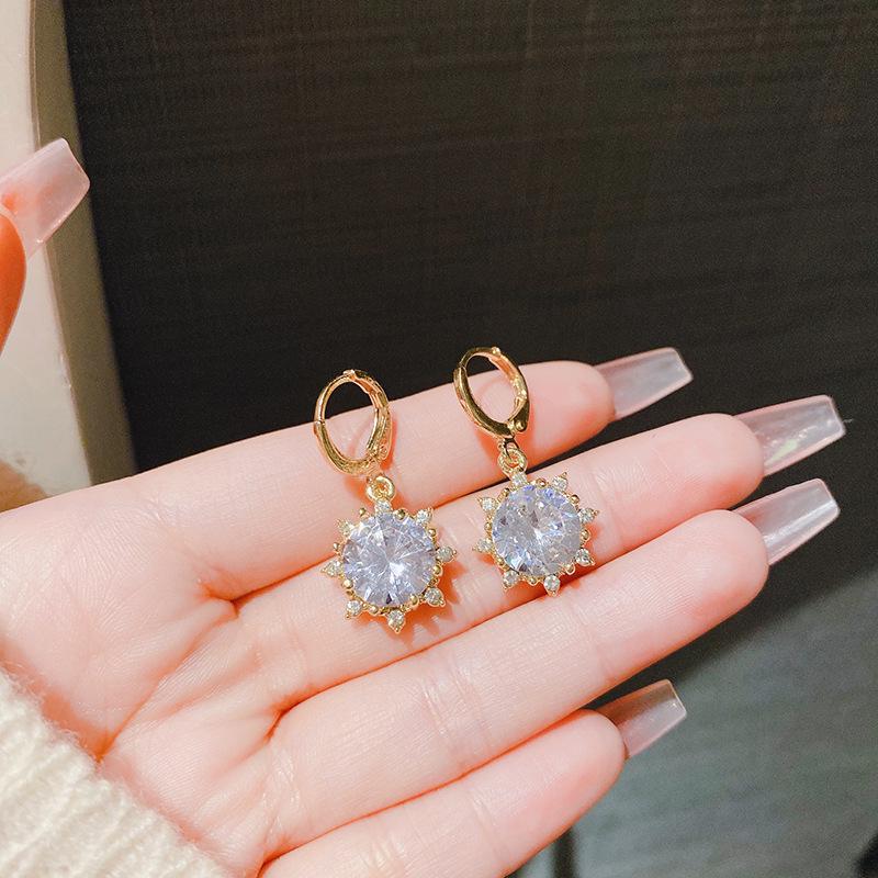 

Серьги-снежинки с супервспыхивающим цирконом: Элегантная японская и корейская мода белый