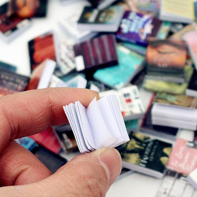 100Pcs Random Miniatures Dollhouse Classical Mini Flip Books Notebook Furniture Decoration Doll Doll Toy Supplies