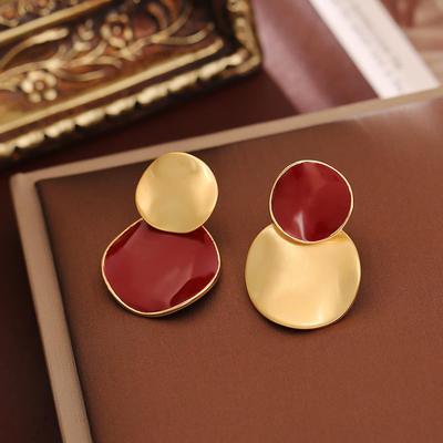 Elegante Ankola Rote Emaille Hängeohrringe: Asymmetrischer Color-Block-Schmuck für die Herbst-/Wintermode
