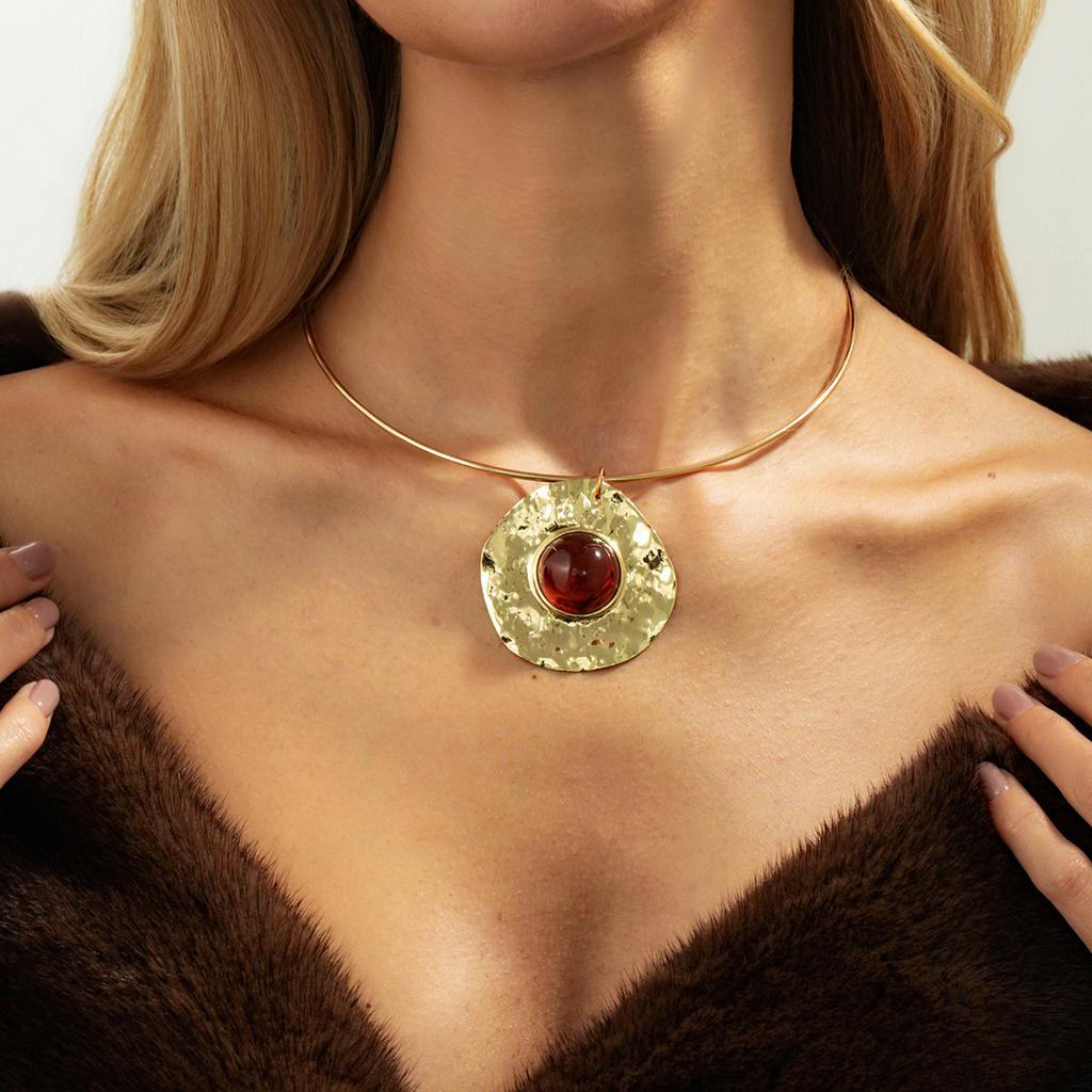 Fashion Style Metal Round Pleated Pendant Collar, Light Luxury Resin Gemstone Choker Necklace.