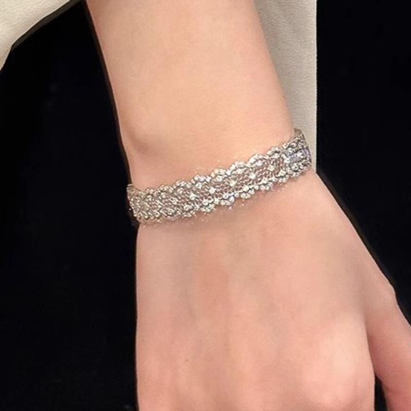 Popular French-style light luxury starry lace hollow-out full-diamond bracelet for women with a fashionable design