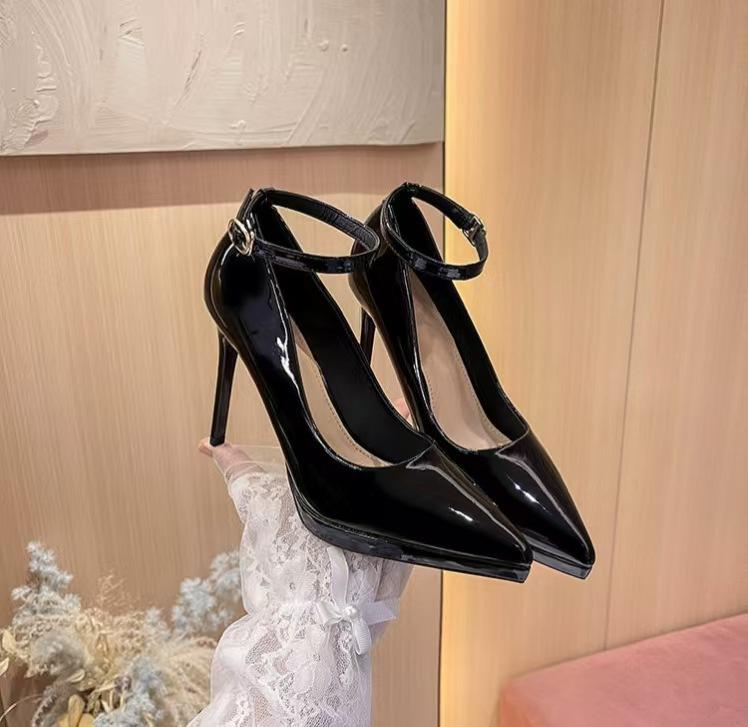 2025 Sommer neue Ein-Wort-Schnalle High Heels Damen Übergröße Einzelne Schuhe Damen Europäische und Amerikanische Sandalen Mode Europäische und Amerikanische Stilettos