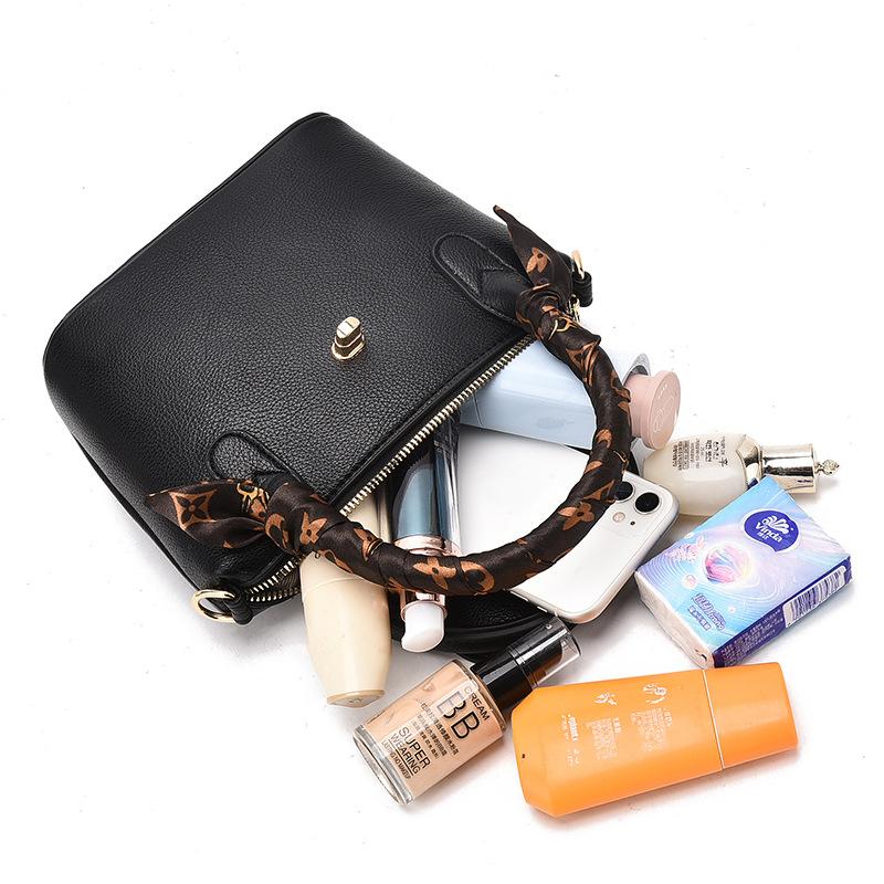 2025 Femalebag New Shoulder Bag Trendy Fashion Versatile Gift Shoulder Crossbody Bag