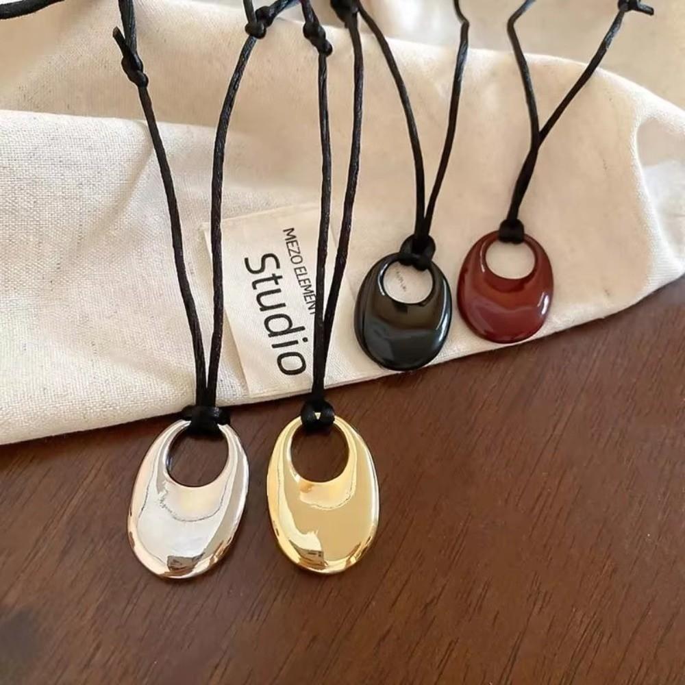 Halskette mit ovalem Anhänger, hohl, PU-Leder, Damenhalskette, elegante Pulloverketten