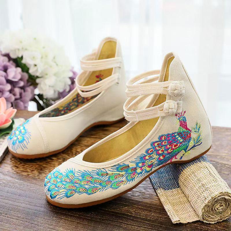 Woman's Ethnic Style Flat Sole Embroidered Shoes Soft Sole Non Slip Round Toe Buckle Strap Lightweight Hanfu Shoes Wedding Shoes