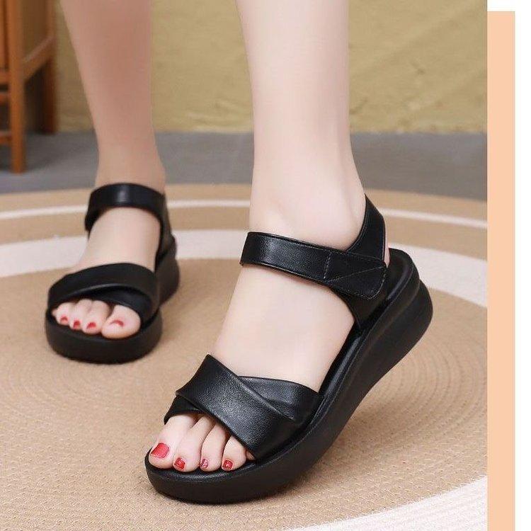 Popular Sandals Women's 2025 Summer New Mother Shoes Soft Sole Soft Surface Light Non-slip Comfortable Middle-aged and Elderly Beach Shoes