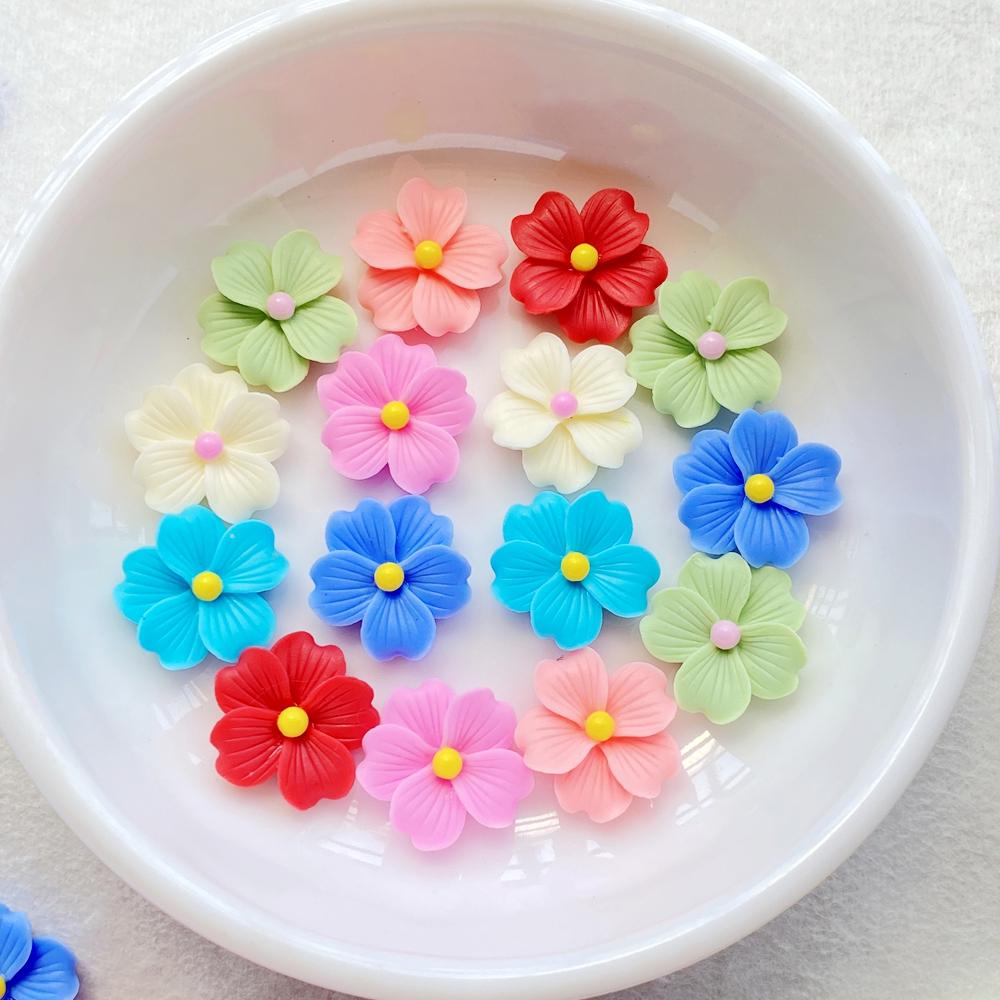 50 Stück Niedliche Mini Bunte Blumen Nail Art Harz Designer Anhänger DIY Bastelartikel für Nägel 3D Dekorationen Schmuck