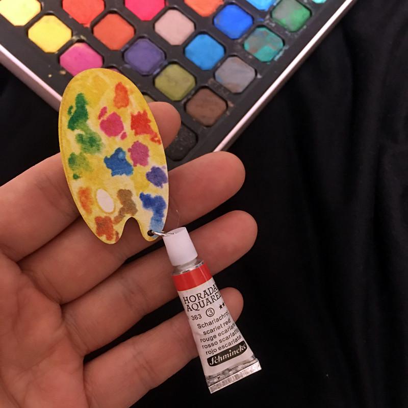 

Художественная брошь в виде палитры акварельных красок — забавный аксессуар ручной работы для студентов
