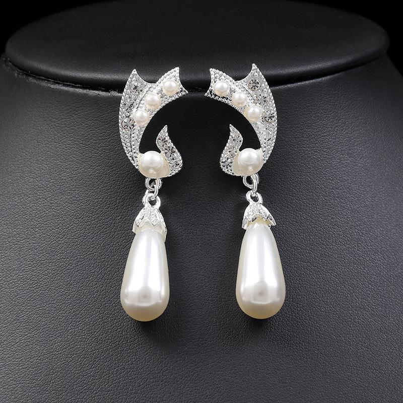 Violent Pearl Necklace Earrings Set Bridal Dress Versatile Accessories Novel Alloy Electric Two-Piece Set