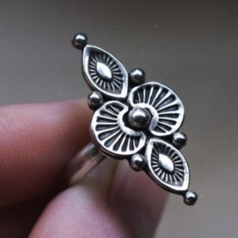 

Роскошные 2025ins Новые Ретро Гравированные Женские Украшения Имитация Тайского Серебра Персонализированный Этнический Стиль Женское Кольцо Цветочные Украшения No. 9