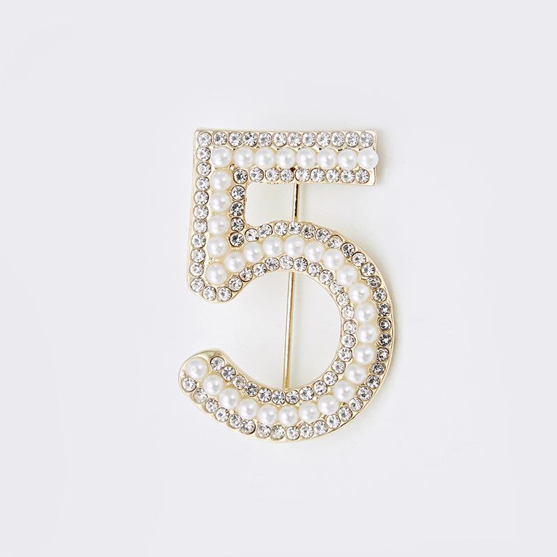 2022 Fashion Famous Luxury Pearl Rhinestone Clothing Scarf Brooches Number 5 Designer Brooch Pins for Women As described