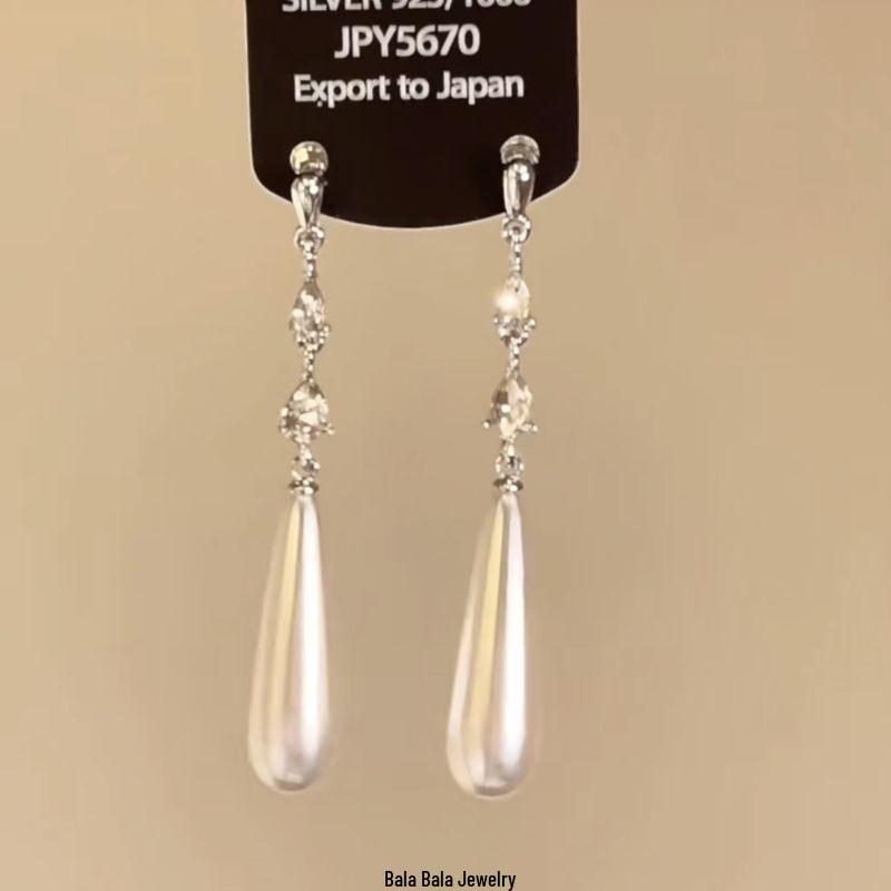 Cold & Glamorous Heavy-Duty Metal Petal Stud Earrings: Luxurious, Exquisite Ear Clips for Women