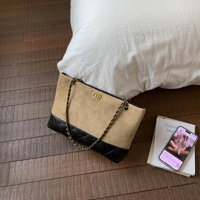 Tote Bag 2025 New Small Fragrant Style Retro Wandering Commuting Large Capacity Chain Underarm Commuting Versatile Suede Bag