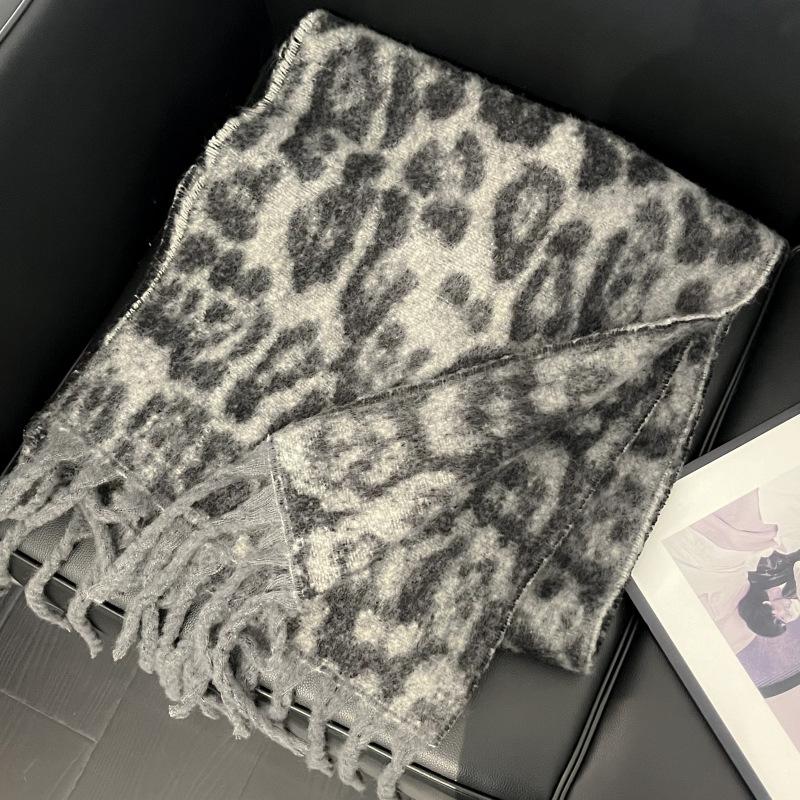 Retro senior sense leopard print plush scarf women s 2024 autumn and winter thickened warm shawl neck protection cold scarf tide