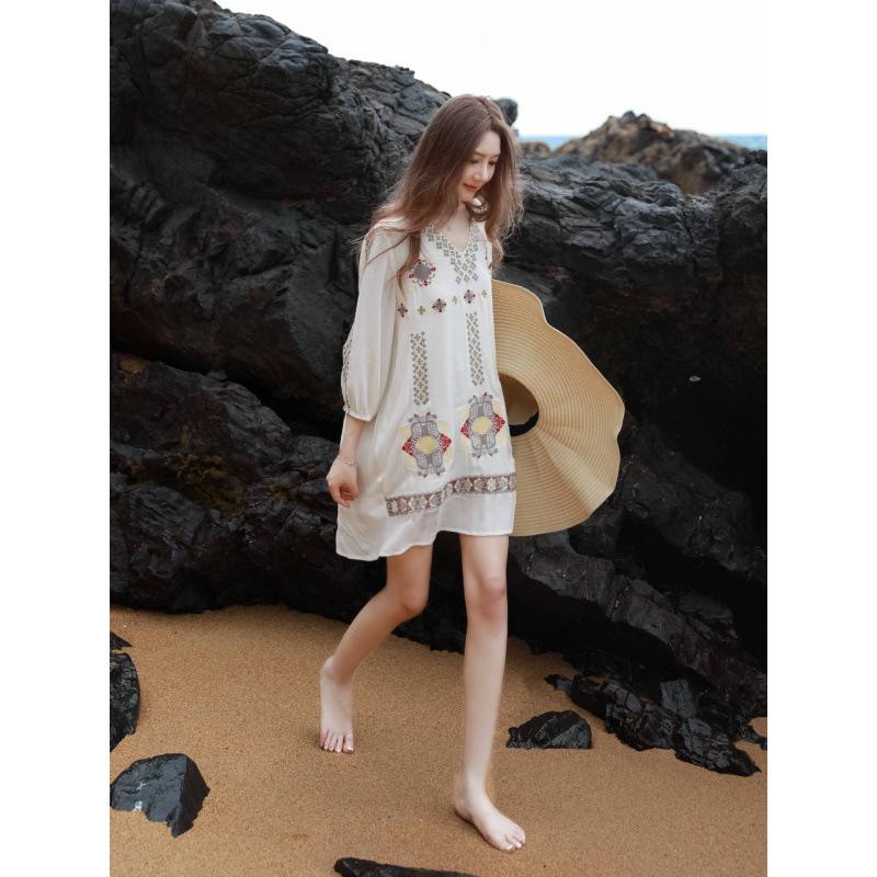 

Платье Санья Весна/Лето Белое с V-образным вырезом и вышивкой - Этнический стиль, Молодящее, Фееричная короткая юбка Extra Large белый