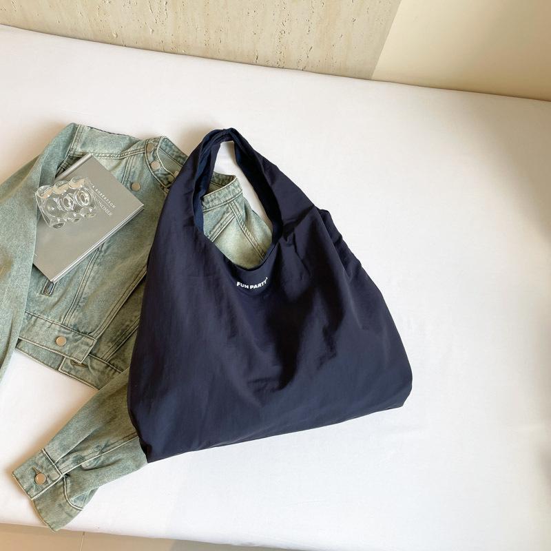 Large-capacity tote bag women's 2025 new simple solid color lazy wind shoulder bag casual commuting shopping cloth bag