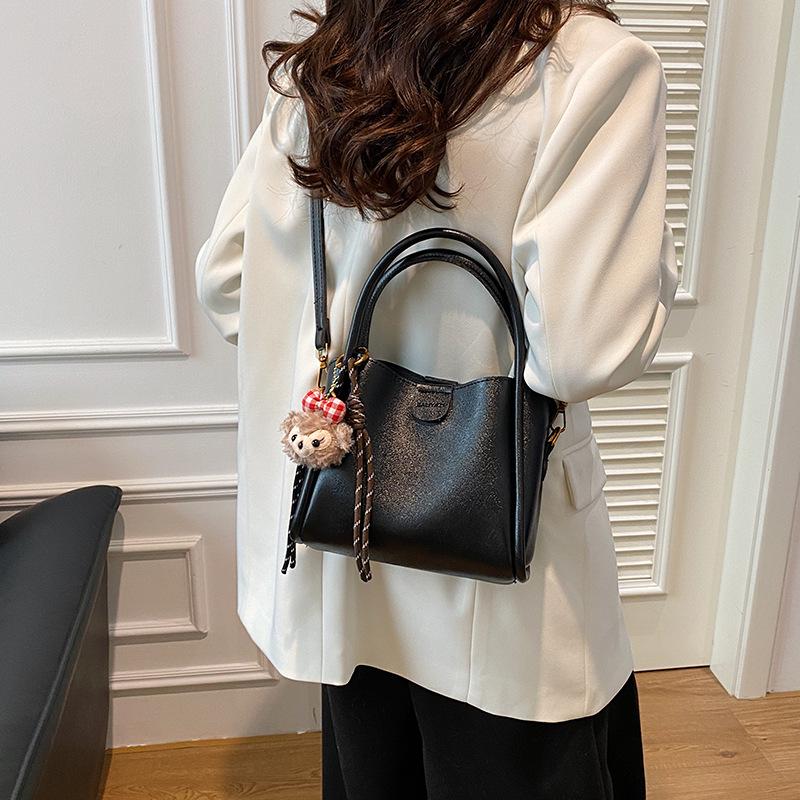 2025 autumn and winter new fashion trend bear cute portable messenger new women's bag versatile wholesale