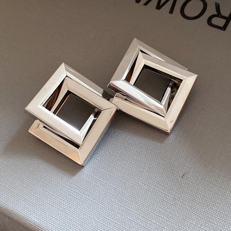 Stylish Irregular Three-Layer C-Shaped Earrings: European & American Metal Fashion Studs with a Luxurious High-End Appeal