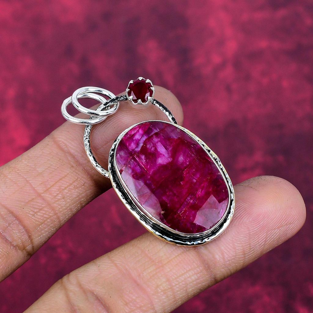 Im Labor hergestellter Rubin Anhänger Edelsteinschmuck, 925 Sterlingsilber massiv handgefertigter Anhänger, Schmuck im neuesten Design