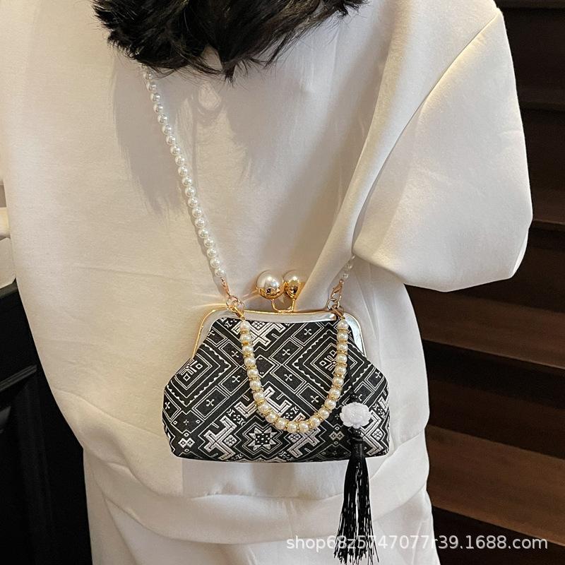 New Chinese cherry blossom powder clip clutch bag New pearl chain shoulder messenger dinner bag Antique cheongsam women's bag
