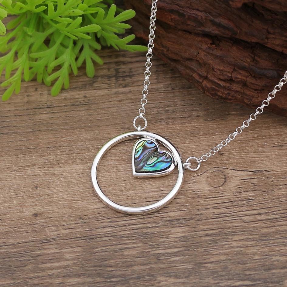 New hollow heart fritillary pendant, women's fashion high sense round hollow heart fritillary necklace